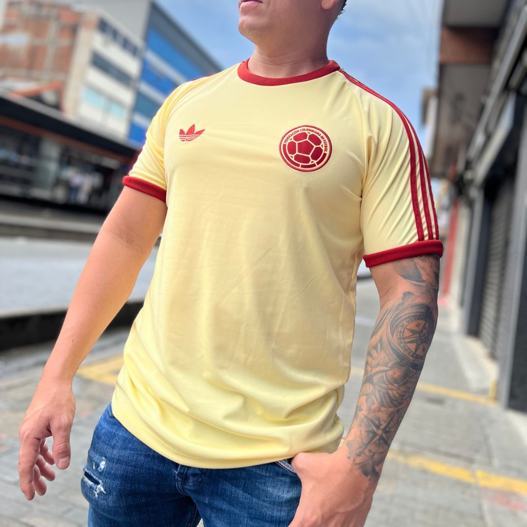 Camiseta retro amarilla – Hombre (estilo vintage Colombia)