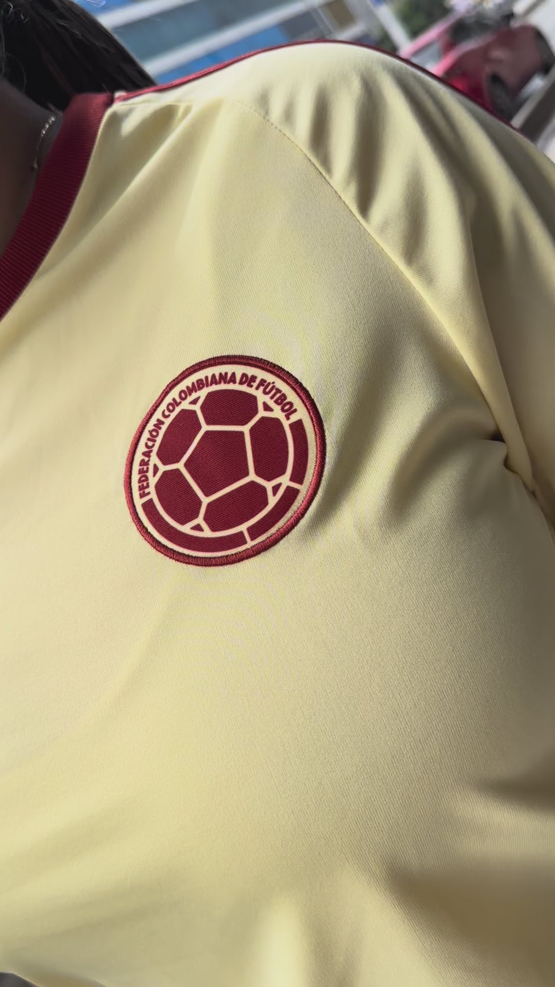 Camiseta retro amarilla para mujer (estilo vintage Colombia)